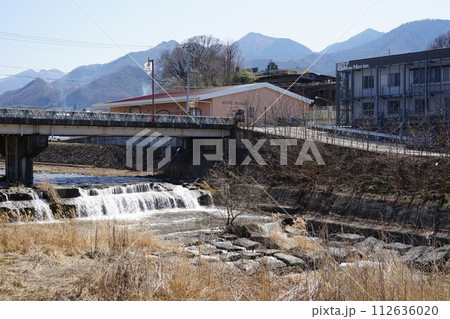 山梨県甲州市勝沼町の宮光園周辺の日川の風景 112636020