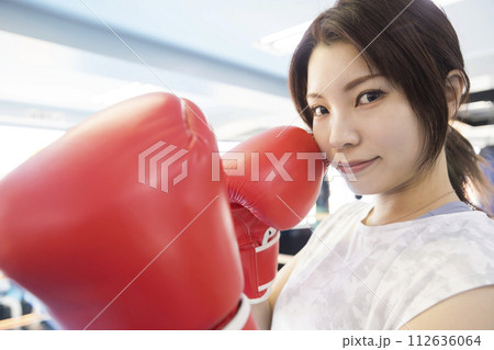 ボクシングをする若い女性 112636064