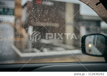 雨で濡れた車の窓ガラス　梅雨イメージ 112636262