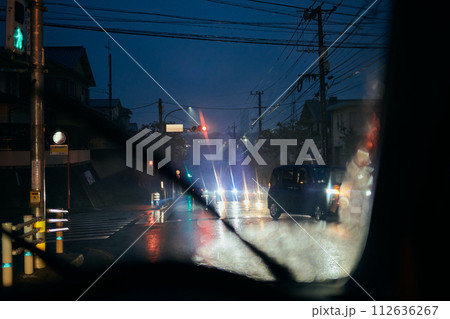 雨で濡れた道路　梅雨イメージ 112636267