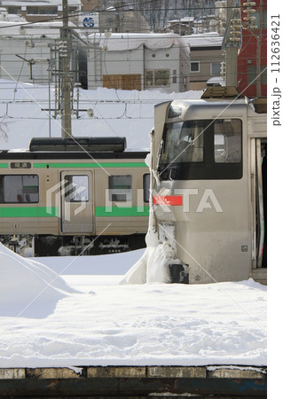冬の小樽駅 112636421