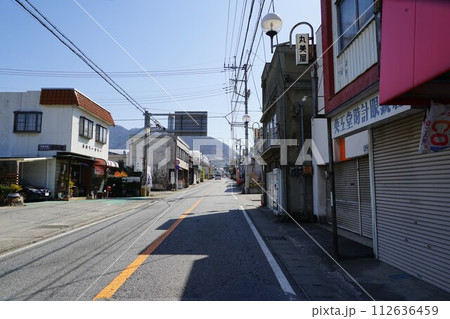 山梨県甲州市勝沼町の旧甲州街道沿いの街並みの風景 112636459
