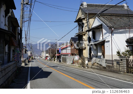 山梨県甲州市勝沼町の旧甲州街道沿いの街並みの風景 112636463