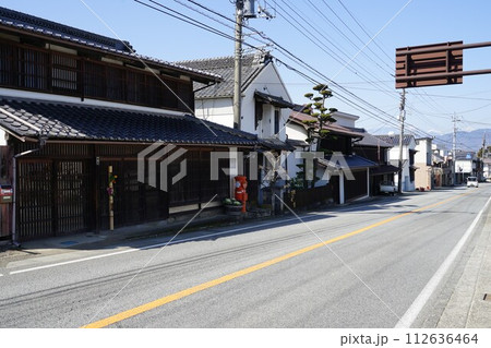 山梨県甲州市勝沼町の旧甲州街道沿いの街並みの風景 山梨県甲州市勝沼町の旧甲州街道沿いの街並みの風景 112636464