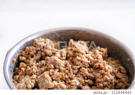 炒めた豚ひき肉 112636481
