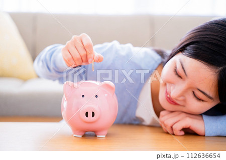 貯金をする女性 112636654
