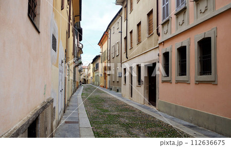 北イタリアの町並み 中世の町 石畳 路地裏 イタリア 112636675
