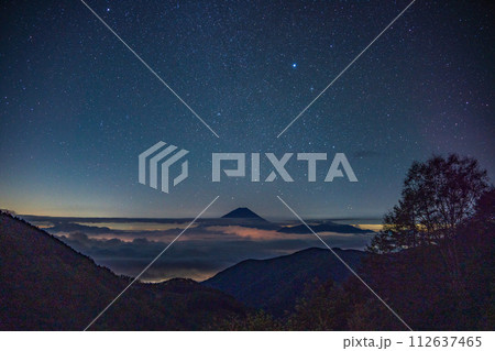 （山梨県）池の茶屋林道から、満天の星空と富士山 112637465