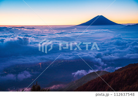 （山梨県）夜明け前、大雲海に浮かぶ富士山 112637548