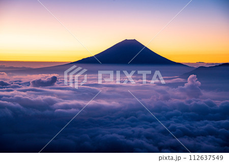 (山梨県)夜明け前、大雲海に浮かぶ富士山 (山梨県)夜明け前、大雲海に浮かぶ富士山 112637549