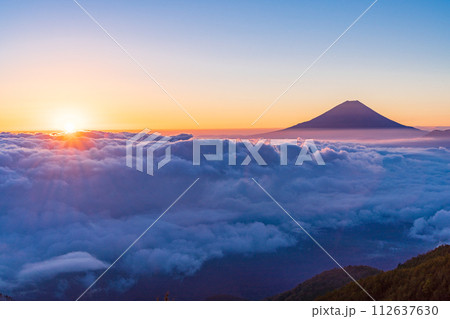(山梨県)大雲海に浮かぶ富士山 日の出 (山梨県)大雲海に浮かぶ富士山 日の出 112637630