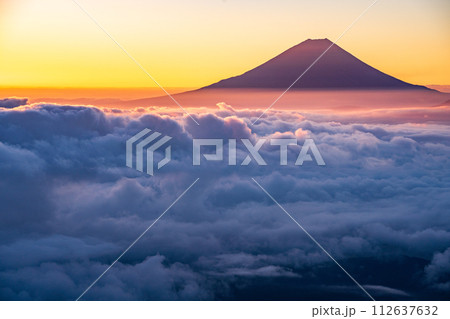 (山梨県)大雲海に浮かぶ富士山 日の出 (山梨県)大雲海に浮かぶ富士山 日の出 112637632