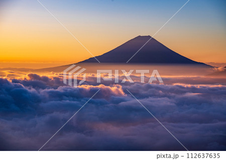 （山梨県）大雲海に浮かぶ富士山　日の出 112637635