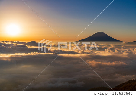 (山梨県)大雲海に浮かぶ富士山 日の出 (山梨県)大雲海に浮かぶ富士山 日の出 112637640