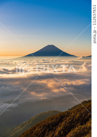（山梨県）大雲海に浮かぶ富士山　日の出 112637651