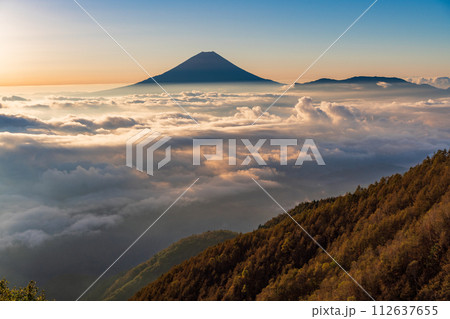 (山梨県)大雲海に浮かぶ富士山 日の出 (山梨県)大雲海に浮かぶ富士山 日の出 112637655