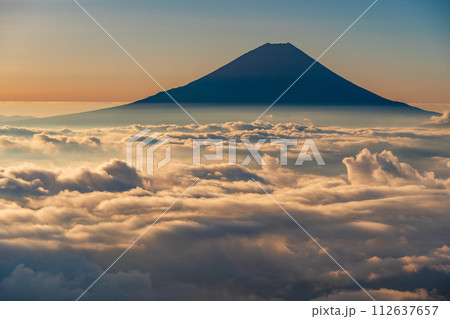 (山梨県)大雲海に浮かぶ富士山 日の出 (山梨県)大雲海に浮かぶ富士山 日の出 112637657
