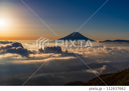 （山梨県）大雲海に浮かぶ富士山　日の出 112637662
