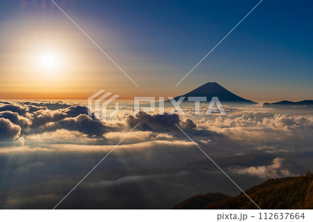 (山梨県)大雲海に浮かぶ富士山 日の出 (山梨県)大雲海に浮かぶ富士山 日の出 112637664