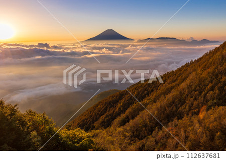 (山梨県)大雲海に浮かぶ富士山 日の出 (山梨県)大雲海に浮かぶ富士山 日の出 112637681