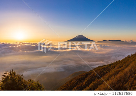 （山梨県）大雲海に浮かぶ富士山　日の出 112637686