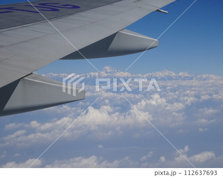 カトマンズへ向かう飛行機からヒマラヤ山脈を望む 112637693