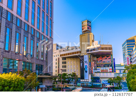 日本の横浜都市景観 3月・横浜駅西口やヨドバシカメラ、ベイシェラトンHなどを望む 112637707