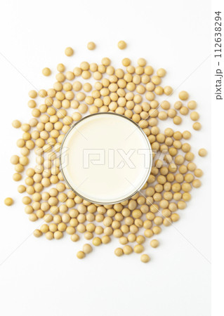 白背景に豆乳と大豆 112638294