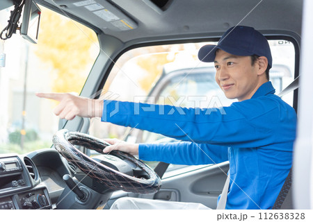 男性トラックドライバー 男性トラックドライバー 112638328
