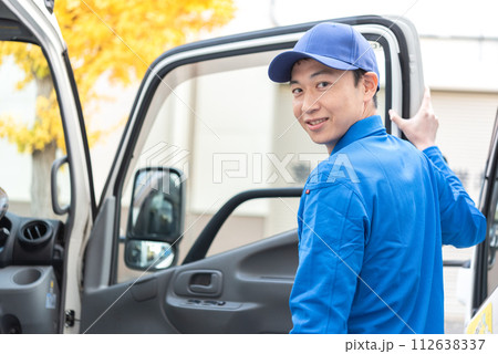 男性トラックドライバー 112638337