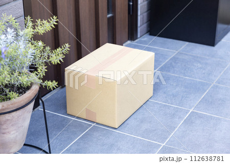 玄関に置かれた段ボール箱 玄関に置かれた段ボール箱 112638781