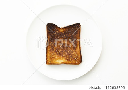 白背景に焦げた食パン 112638806