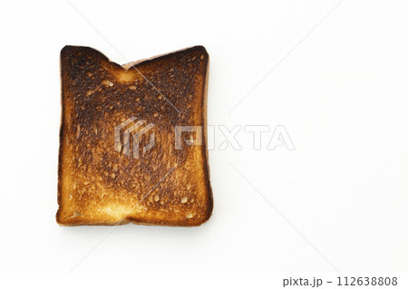 白背景に焦げた食パン 白背景に焦げた食パン 112638808