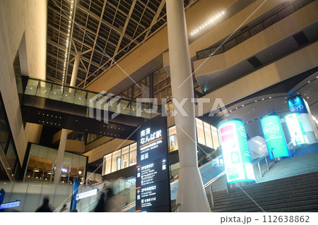 夜の南海なんば駅 112638862