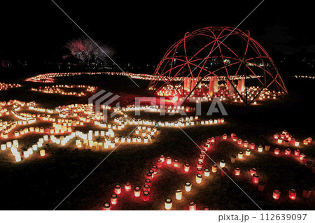 梅祭り期間中の夜の偕楽園(かいらくえん)に並べられたキャンドル 梅祭り期間中の夜の偕楽園(かいらくえん)に並べられたキャンドル 112639097