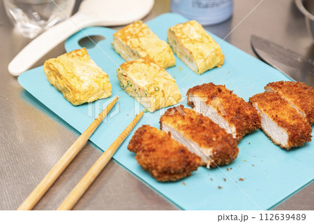 お弁当用の玉子焼きとトンカツ 112639489