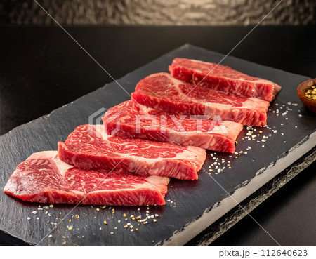 プレートの上のおいしそうな黒毛和牛の新鮮な生肉（AI生成画像） 112640623