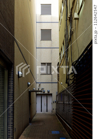 ビルの谷間の袋小路 112642547