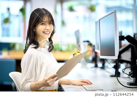 オフィスでデスクワークするビジネスウーマン 112644254