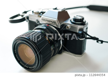 白背景のフィルムカメラのクローズアップ アナログ写真のイメージ 白背景のフィルムカメラのクローズアップ アナログ写真のイメージ 112644354