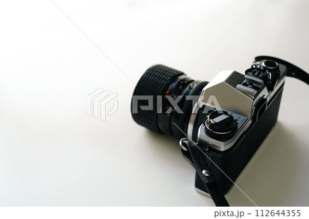 白背景のフィルムカメラ アナログ写真のイメージ 白背景のフィルムカメラ アナログ写真のイメージ 112644355