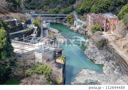 天ケ瀬ダムの上から見た宇治川と旧宇治川電気志津川発電所跡 京都府宇治市 天ケ瀬ダムの上から見た宇治川と旧宇治川電気志津川発電所跡 京都府宇治市 112644489