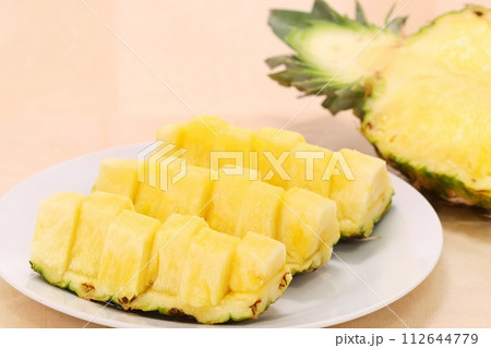 パイナップル　デザート　黄色い果実　カット 112644779