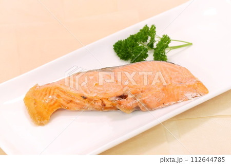 銀鮭の塩焼き シャケ 焼き魚 白皿 銀鮭の塩焼き シャケ 焼き魚 白皿 112644785