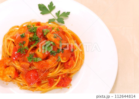 海老とトマトのパスタ 白皿 イタリアンパセリ 海老とトマトのパスタ 白皿 イタリアンパセリ 112644814