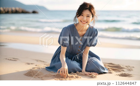 海辺に座る女性 112644847