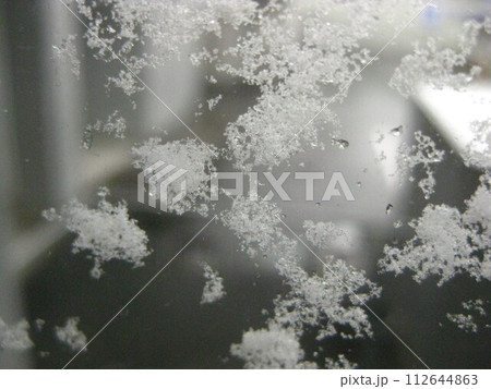 ガラスに積もった雪を撮影しました。 ガラスに積もった雪を撮影しました。 112644863