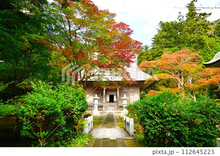 国上寺の紅葉（新潟県） 112645223