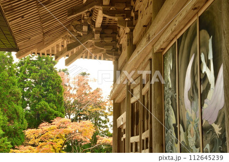 国上寺の紅葉（新潟県） 112645239