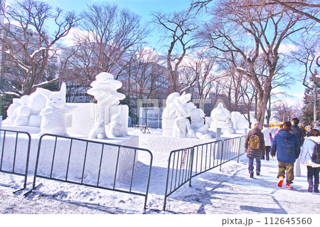青空が見えた札幌雪まつり、小さな雪像が並ぶ大通公園を歩く観光客 青空が見えた札幌雪まつり、小さな雪像が並ぶ大通公園を歩く観光客 112645560